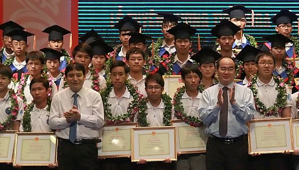 Phó Thủ tướng Nguyễn Thiện Nhân trao bằng khen cho các tân sinh sinh và sinh viên đoạt giải Olympic quốc tế. Ảnh XT